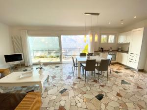 波尔托瓦尔特拉瓦利亚Villa Monte Sole的厨房以及带桌椅的起居室。