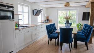 博恩Haus Tadder的厨房配有木桌和蓝色椅子