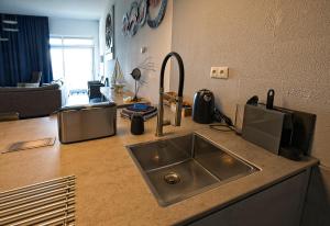 hureninzeeland - Marina Port Zélande comfort plus appartementen的厨房或小厨房