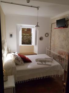 蒙多涅多Camino de Estrellas的一间卧室配有一张床,上面有两条毛巾