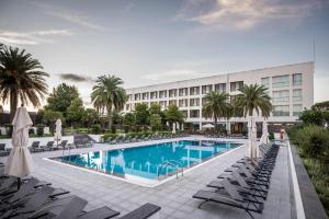 阿佐里斯皇家花园 - 休闲及会议酒店内部或周边的泳池