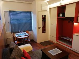 鲁卡Vuosselin Helmi Apartments的一个带桌子的小客厅和一间厨房