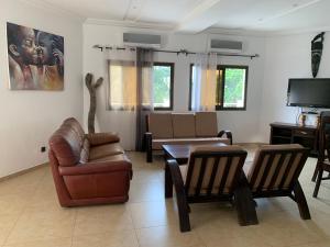 洛美Villa Luxury Baguida的客厅配有沙发和桌子