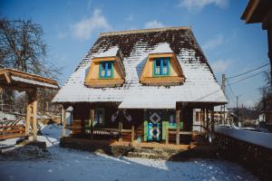 BrebCasa Moroșenilor - Breb的小木屋,屋顶上积雪