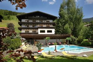 萨尔巴赫Altachhof Hotel und Ferienanlage的一座带游泳池和大楼的度假村