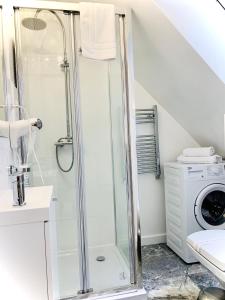 乌斯特卡Apartamenty VIP的带淋浴和洗衣机的浴室