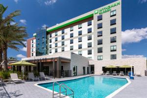 奥兰多Wyndham Garden Orlando Universal / I Drive的大楼前设有游泳池的酒店