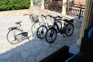 阿凯松米拉贝尔酒店的三辆自行车在人行道上彼此停放