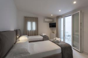 莫迪卡Keys of Sicily的酒店客房设有两张床和一个阳台。