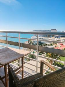 多列毛利诺斯Apartamentos Calma Rentals的一个带桌椅的海景阳台