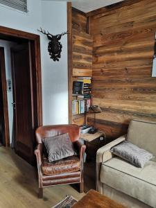 摩德纳迪-坎皮格里奥Appartamento的客厅配有椅子和沙发