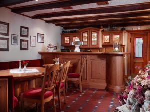 德罗尔斯哈根哈尔巴法斯眼乡村旅馆的一间带桌子的用餐室和一间厨房