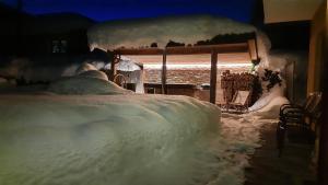 施伦斯Hochjochstöbli B&B Alpine Easy Stay的一间晚上被雪覆盖的房间