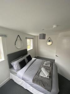麦斯堡Doncaster Furnished House For Short Lets的一间卧室配有一张大床和两条毛巾