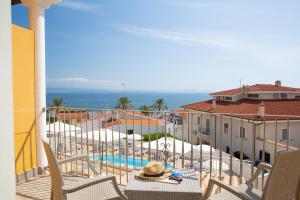 圣安蒂奥科Lu' Hotel Maladroxia的享有游泳池和建筑景致的阳台