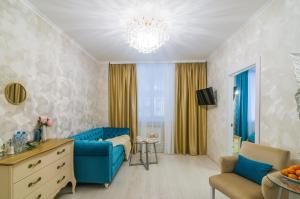 彼尔姆Versal Hotel Perm的客厅配有蓝色的沙发和椅子
