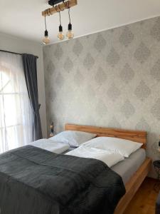 加姆利茨Apartment Weingartenblick - Glanzerhof的一间卧室设有一张床和一面墙