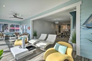 乔治敦Luxurious Waterfront Home with Private Pier and Views!的客厅设有黄色椅子和蓝色的墙壁