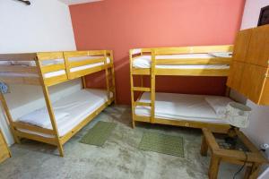 卢基约Casa Coral的一间客房内配有两张双层床的房间