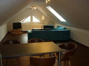 巴斯托夫Pension Dachgeschosswohnung的客厅配有沙发和桌子