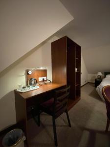 波茨莱德Clifton House Brighton的一张桌子,位于酒店带一张床和一间卧室的房间