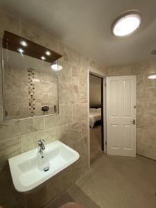 波茨莱德Clifton House Brighton的一间带水槽和镜子的浴室
