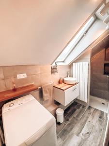 圣布里斯-苏福雷Chambres Privées dans une maison de charme的浴室配有白色卫生间和盥洗盆。