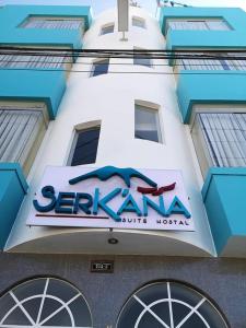 阿雷基帕Serk'ana Suite Hostal的建筑物一侧的标志