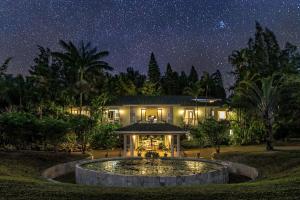 Kapaau夏威夷岛霍欧马鲁西亚阿虎普哈库疗养酒店的星空之夜的房子