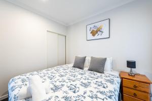 特卡波湖Matariki Star的一间卧室配有一张床和一个木制梳妆台