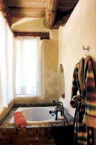 塞多纳El Portal Sedona Hotel的带浴缸的浴室和窗户