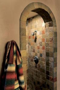 塞多纳El Portal Sedona Hotel的带淋浴的浴室(带瓷砖墙)