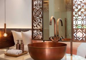暹粒FCC Angkor by Avani的一间带铜制水槽和镜子的浴室