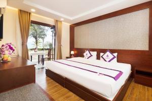 潘郎TTC Resort Ninh Thuan的一间卧室设有一张大床和一个大窗户