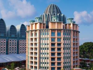 新加坡Resorts World Sentosa - Crockfords Tower的顶部有圆顶的建筑