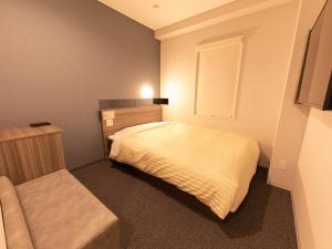 能美市Super Hotel Ishikawa Nomineagari Smart Inter的一间小卧室,配有床和窗户