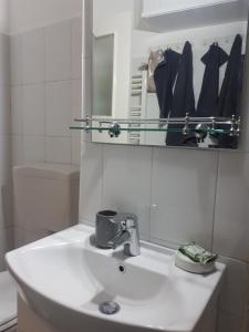 阿祖加Cocooning in a Lovely Mountain suite - Two的浴室设有白色水槽和镜子