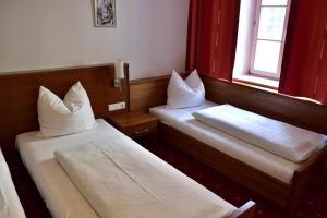 布鲁尼科克朗酒店的小型客房 - 带2张床和窗户
