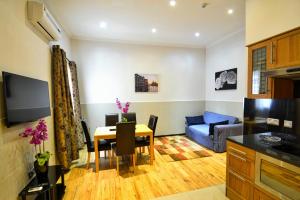 伦敦海德公园公寓的客厅配有桌子和蓝色沙发