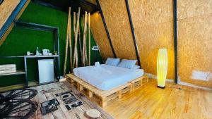 考索Bridge Hill Cafe Glamping的一间卧室配有一张铺有木地板的床。
