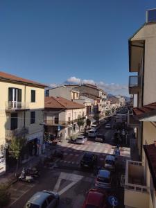 维亚雷焦Mazzini Affittacamere的享有城市街道的景色,设有停车位