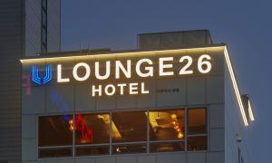 釜山Busan Lounge 26 Hotel的酒店顶部有一个大型 ⁇ 虹灯标志