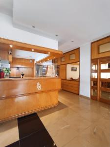 维拉卡洛斯帕兹Gran Lourdes Hotel by CPH的大房间设有带木制橱柜的厨房