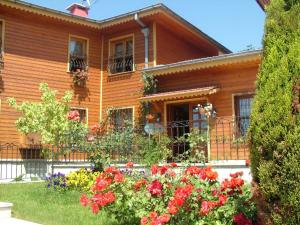 伊斯坦布尔图尔库豪斯酒店的前面有鲜花的木屋