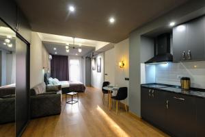 第比利斯Iren river side apartments的厨房以及带沙发和床的客厅。