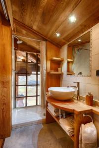 艾马维尔Hotel Rendez-Vous - Aymavilles的一间带碗水槽和窗户的浴室