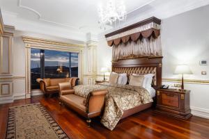 伊斯坦布尔伊斯坦布尔亚洲皇冠假日酒店的一间卧室配有一张大床和一把椅子
