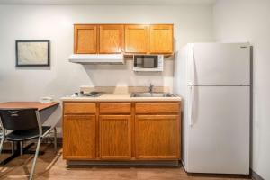 科珀斯克里斯蒂WoodSpring Suites Corpus Christi的厨房配有白色冰箱和水槽