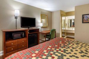 科迪尔科迪尔/维也纳希尔顿欢朋酒店的配有一张床和一台平面电视的酒店客房