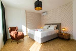 伊斯坦布尔Royal Residence Maiden Tower的卧室配有白色的床和椅子